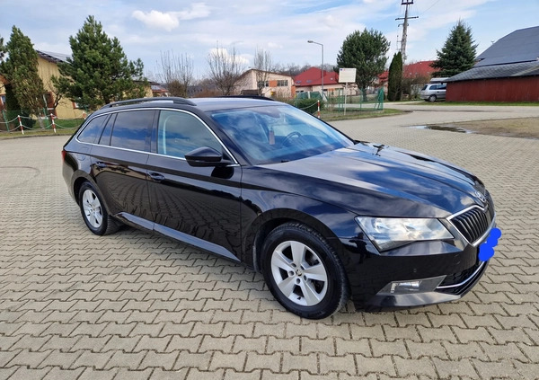 Skoda Superb cena 69900 przebieg: 188000, rok produkcji 2016 z Gorlice małe 172